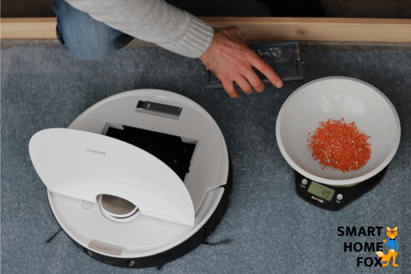 Содержимое контейнера для грязи Deebot OZMO T8 взвешивается после теста на всасывание чечевицы.